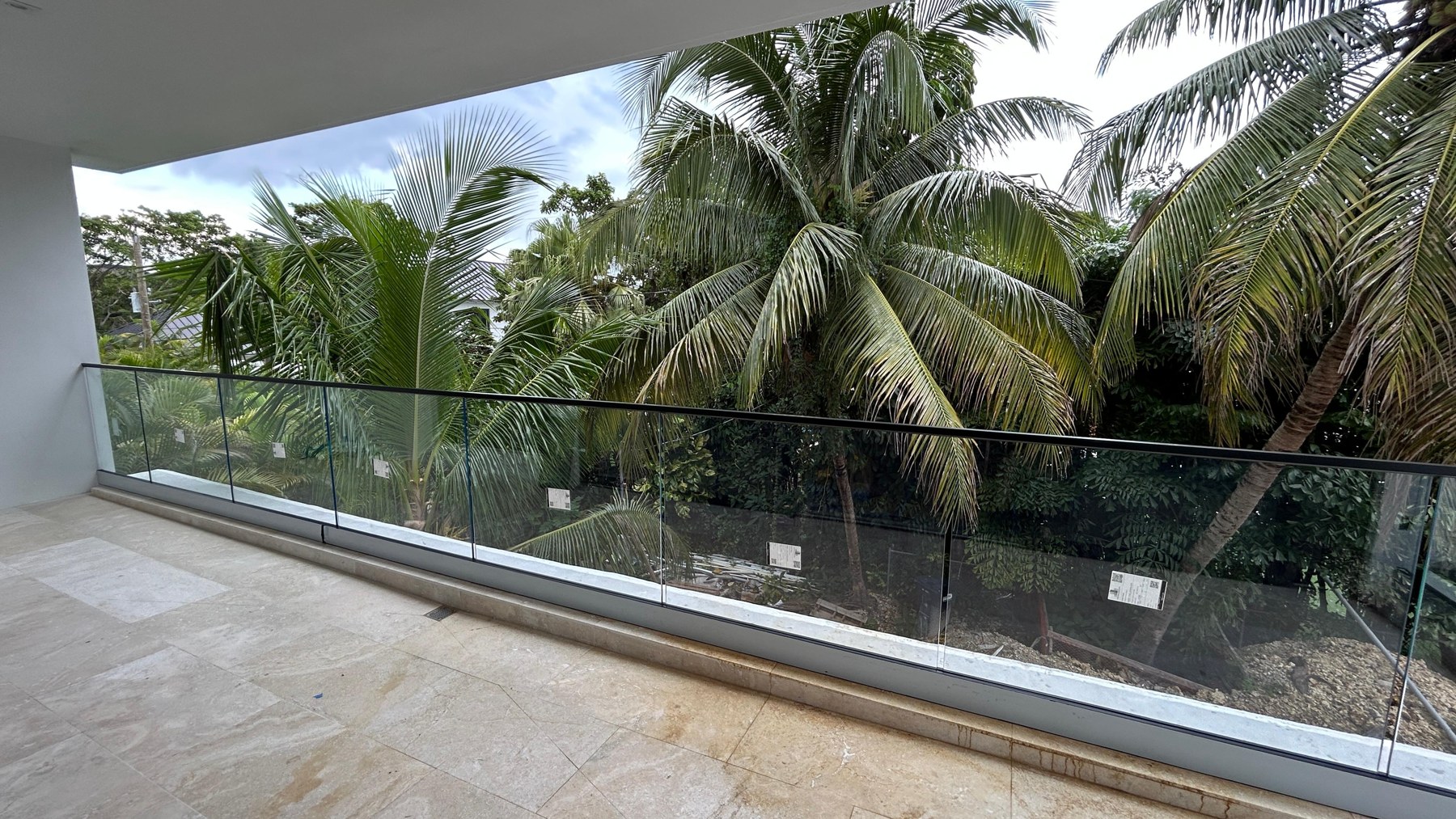 Glass railing — TRIIVANT